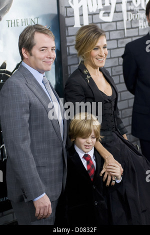 Matthew Broderick, James Wilkie Broderick et Sarah Jessica Parker La première de "Harry Potter et les Reliques de la mort - Partie Banque D'Images