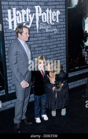 Matthew Broderick, James Wilkie Broderick et Sarah Jessica Parker La première de "Harry Potter et les Reliques de la mort - Partie Banque D'Images