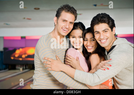 Deux jeunes couples dans un bowling Banque D'Images