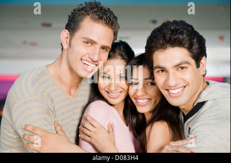 Deux jeunes couples dans un bowling Banque D'Images