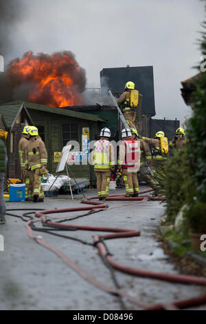 Peu Warley, Essex, Royaume-Uni. Environ 5 heures ce matin, un incendie a débuté dans une usine de recyclage de l'huile de cuisson usagée. De grands dommages ont été causés, mais pas de blessures déclarées. À la hauteur de l'incendie, d'incendie et de secours d'Essex a eu 12 pompes en présence. C'était très un malpropre et dangereuse pour le service d'incendie. Les attaques d'un pompier le feu à partir d'une échelle comme il brûle par le toit du bâtiment. Banque D'Images