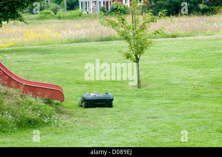 Robot tondeuse robot husqvarna tondeuses à gazon coupe-herbes le jardin hi tech Banque D'Images