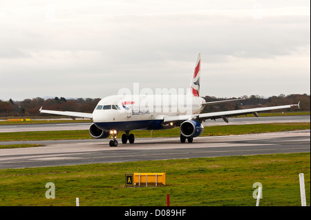 British Airways Airbus A321-231 G-EUXI Avion de roulage à l'Aéroport International de Manchester en Angleterre Royaume-Uni UK Banque D'Images
