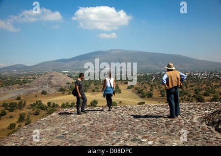 Regardant vers le bas à partir de la Pyramide du soleil - Vue de pyramide de la lune à Teotihuacan au Mexique Banque D'Images