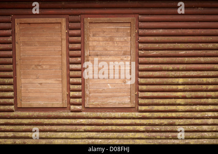 Chalet en bois fenêtres Banque D'Images