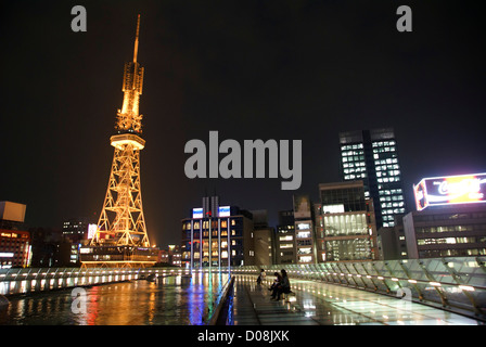 Le Japon, Nagoya TV Tower à Hisaya-Odori parc de nuit sur le toit de l'eau dans le jardin l'avant-plan Banque D'Images