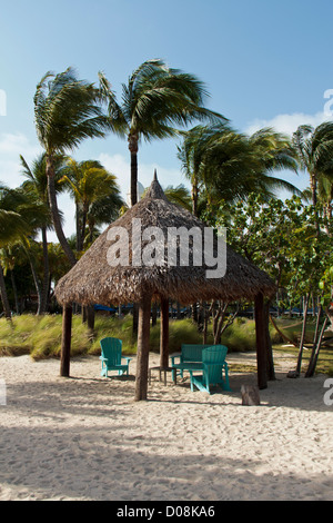 Palapa offrant de l'ombre et l'abri du soleil à à Aruba Resort Banque D'Images