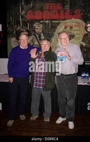 Les Goodies (L-R) Tim Brooke-Taylor, Bill Oddie et Graeme Garden signer des copies de leur 40e anniversaire DVD chez HMV Oxford Banque D'Images