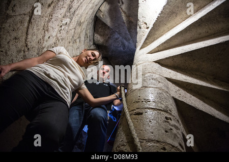 SOPHIE CHRISTOPHE DANS LES ESCALIERS DE LA TOUR CATHÉDRALE NOTRE-DAME CHARTRES SITE DU PATRIMOINE MONDIAL DE L'Eure-et-Loir (28) FRANCE Banque D'Images