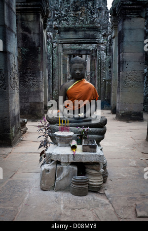 Sanctuaire de Bouddha dans les anciennes ruines du temple prasat bayon à Angkor Wat, site classé au patrimoine mondial de l'UNESCO à Siem Reap, Cambodge Banque D'Images