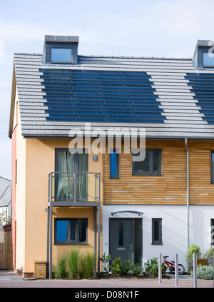 L'architecture, de l'énergie de remplacement, de l'électricité, l'énergie solaire photovoltaïque toit de tuiles ou d'ardoises sur les nouveaux logements par Linden Homes à Grayling Banque D'Images