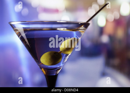 Martini aux olives vertes sur une table en bar Banque D'Images