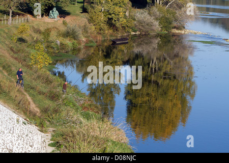 Pêcheur CYCLISTE SUR LES BANQUES LOIRE CROIX SAINT-JEAN ISLAND 'Loire à vélo' VELO CIRCUIT AMBOISE Indre-et-Loire (37) FRANCE Banque D'Images