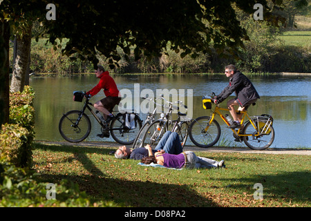 Cyclistes SUR LA 'Loire à vélo' VELO UN CIRCUIT SAVONNIERES Indre-et-Loire (37) FRANCE Banque D'Images