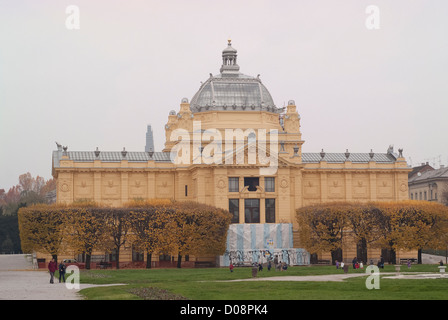 Pavillon d'art à l'automne la construction de l'humeur, plein centre-ville de Zagreb, Croatie, Europe Banque D'Images