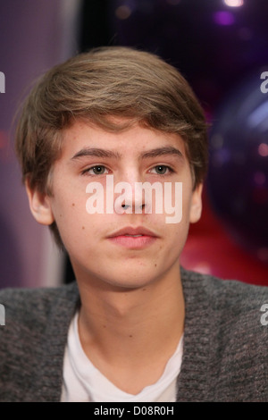 Cole Sprouse Disney stars Dylan et Cole Sprouse accueillir un événement de collecte de fonds au profit de la Fondation 'Ride une vague' à des millions Banque D'Images