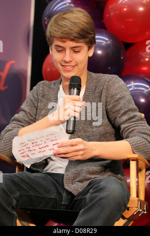 Cole Sprouse Disney stars Dylan et Cole Sprouse accueillir un événement de collecte de fonds au profit de la Fondation 'Ride une vague' à des millions Banque D'Images