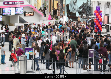 Atmosphère Disney stars Dylan et Cole Sprouse accueillir un événement de collecte de fonds au profit de la Fondation 'Ride une vague" à des millions de Banque D'Images