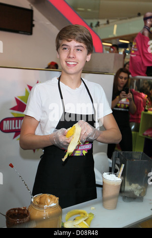Disney stars Dylan et Cole Sprouse créer leurs propres shake' à des millions de milkshakes à Culver City. Dylan est le port Banque D'Images