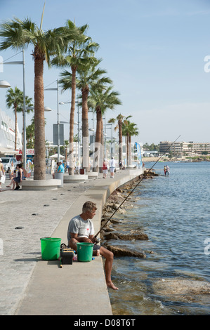 Waterfront à Paphos Chypre Man fishing à partir de la digue Banque D'Images