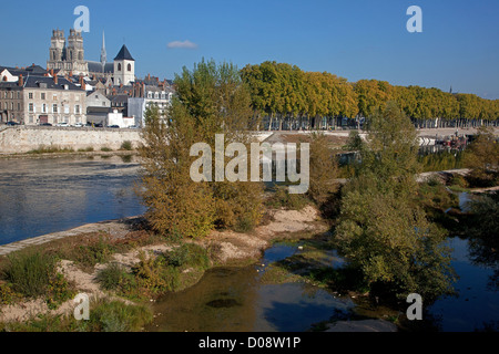 Rives DE LA LOIRE ET DE LA CATHÉDRALE SAINTE-CROIX Orléans Loiret (45) FRANCE Banque D'Images