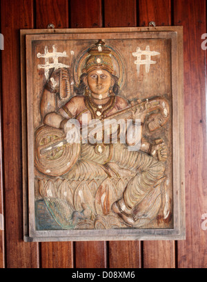 Conception sur un mur en bois - Devi Saraswathy avec veena Banque D'Images