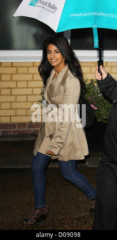 Konnie Huq arrive au facteur X studios pour ce soir, les résultats en direct show de Londres, Angleterre - 14.11.10 Banque D'Images