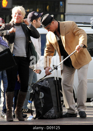 Christopher Meloni (Law & Order Unité Spéciale laissant Madison Square Gardens après le match de hockey des Rangers de New York New York Banque D'Images