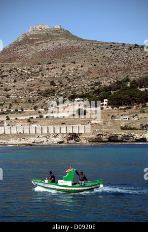 Bateau DE PÊCHEUR FAVIGNANA Îles Égades Sicile Italie Banque D'Images