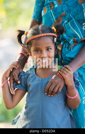 Smiling happy village rurales indiennes fille et sa mère. L'Andhra Pradesh, Inde Banque D'Images