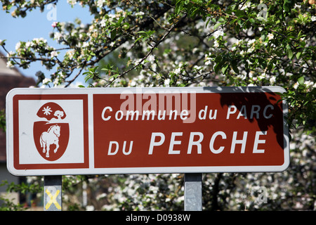 Panneau indiquant la floraison des pommiers ENTRÉE VILLAGE PITTORESQUE LA PERRIÈRE VILLE PANNEAU POUR PARC NATUREL RÉGIONAL PERCHE ORNE (61) Banque D'Images