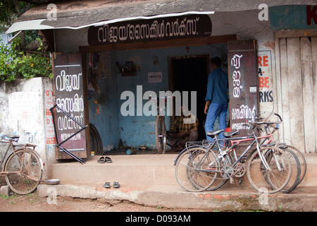 GARAGE SPÉCIALISÉ DANS LA RÉPARATION DE BICYCLETTES NEDUNGOLAM KERALA INDE DU SUD ASIE Banque D'Images