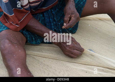 Pêcheur DANS SON FILET FIXATION EDAVA KERALA INDE DU SUD ASIE Banque D'Images