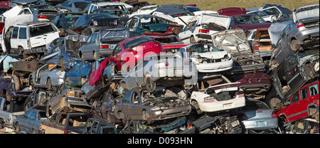 Alexandria, Louisiane - voitures indésirable à un parc à ferrailles. Banque D'Images