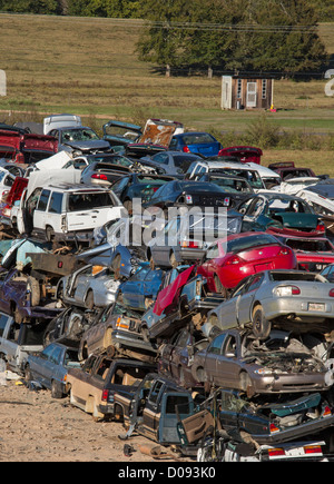 Alexandria, Louisiane - voitures indésirable à un parc à ferrailles. Banque D'Images