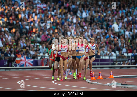 Morgan Uceny (USA) et Ekaterina Kostetskaya (RUS) diriger le pack dans la demi-finale du 1 500 m des femmes aux Jeux Olympiques d'été, Banque D'Images