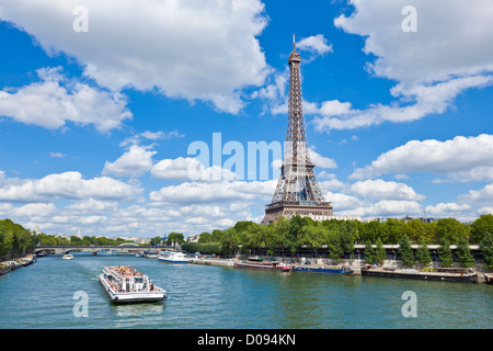 Bateau bateaux mouches sur la Seine en passant par la Tour Eiffel tower Paris France Europe de l'UE Banque D'Images