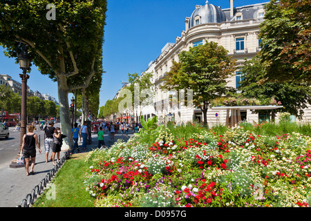 Les gens sur la célèbre rue commerçante de l'Avenue des Champs Elysees Paris France Europe de l'UE Banque D'Images