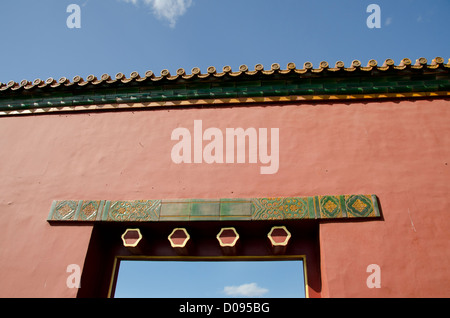 La Chine, Pékin, la Cité Interdite (aka Sanatorium On Gulang Island Cheng). Emperors Palace de la Dynastie Ming et Qing. Détail de la porte du temple. Banque D'Images