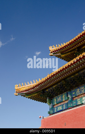 La Chine, Pékin, la Cité Interdite (aka Sanatorium On Gulang Island Cheng). Emperors Palace de la Dynastie Ming et Qing. Détail du toit du temple. Banque D'Images