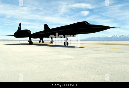 Le Lockheed Martin SR-71 Blackbird est montré sur la piste, se préparant à un vol de reconnaissance à haute vitesse et à haute altitude. Cet avion est célèbre pour sa vitesse incroyable et son rôle dans le renseignement militaire stratégique pendant la guerre froide. Banque D'Images