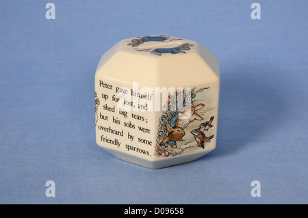 L'argent de l'enfant fort illustrant la Peter Rabbit de Beatrix Potter. Banque D'Images