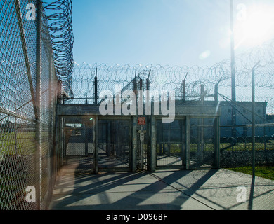 Clôture de la prison, verrouillé la porte et barbelés au centre correctionnel. Les bâtiments de la prison et cour d'exercice. Haute sécurité. Banque D'Images