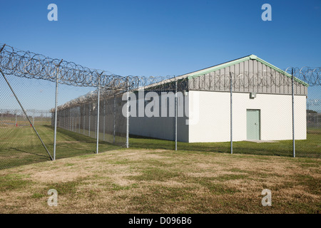 Une unité résidentielle, aile ou bâtiment dortoir pour les détenus à l'établissement correctionnel. Clôture de barbelés. Banque D'Images