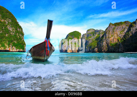 Longue queue bateaux dans la baie de Maya, Koh Phi Phi Ley, la Thaïlande. L'endroit où le film a été tourné la plage Banque D'Images