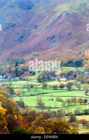 À l'automne de Borrowdale dans Ashness Surprise Voir Woods près de Grange Cumbria England Banque D'Images