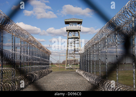 Clôture de la prison, watch tower et barbelés au centre correctionnel. Haute sécurité. Banque D'Images