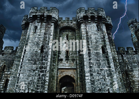 Une cité médiévale du 14ème siècle entouré de douves du château construit en pierre, un édifice fortifié. Une sombre ciel d'orage. Banque D'Images