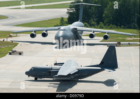 Un c-5m super galaxy "regarde" que Lockheed Martin a rendu son septième mc-130j ii commando à cannon air force base, n.m., le 20 juin 2012. La super galaxie est prévu pour être livré cet été à Dover Air Force Base, del. Les deux avions ont mis l'armée de l'air normes dans le transport tactique et stratégique. Banque D'Images