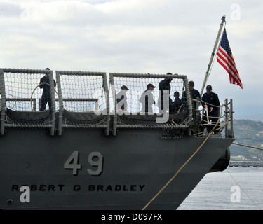 La baie de Souda, Grèce (nov. 13, 2012) La classe Oliver Hazard Perry frégate lance-missiles USS Robert G. Bradley (FFG 49) arrive pour un service au port. Bradley est homeported à Mayport, en Floride et en effectuant les opérations de sécurité maritime Banque D'Images